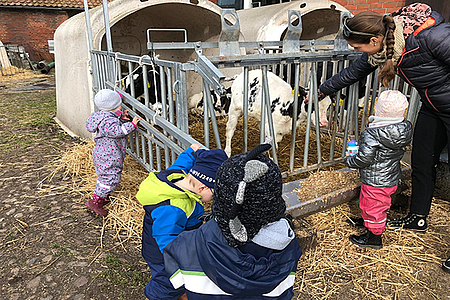 Kinder besuchen Bauernhof