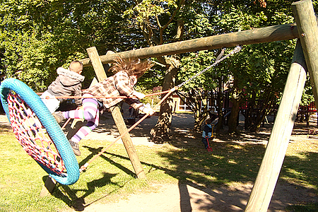 Schaukel mit Kindern